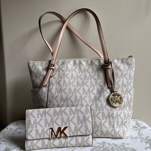 Michael Kors Jet Set  Handbag White and Gray Logo and wallet. Michael Kors